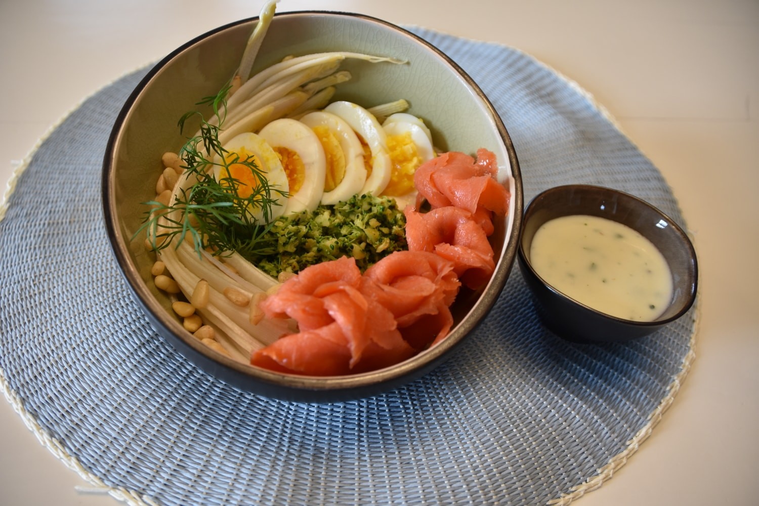 Poké bowl met zalm en asperges