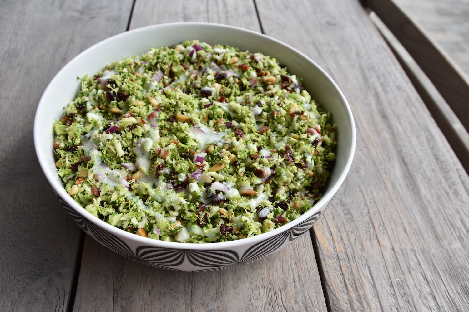 Broccolisalade met spek en veenbessen: crunchy en gezond