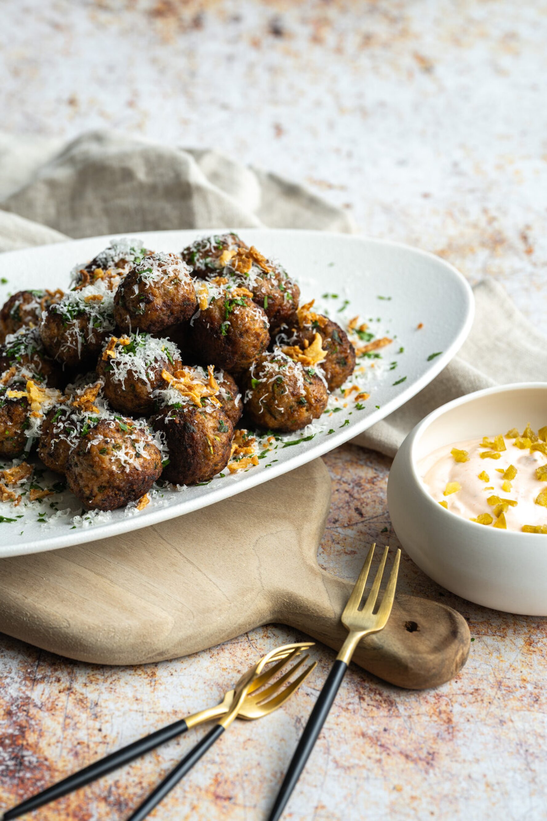 Kruidige gehaktballetjes met yoghurtdipsaus