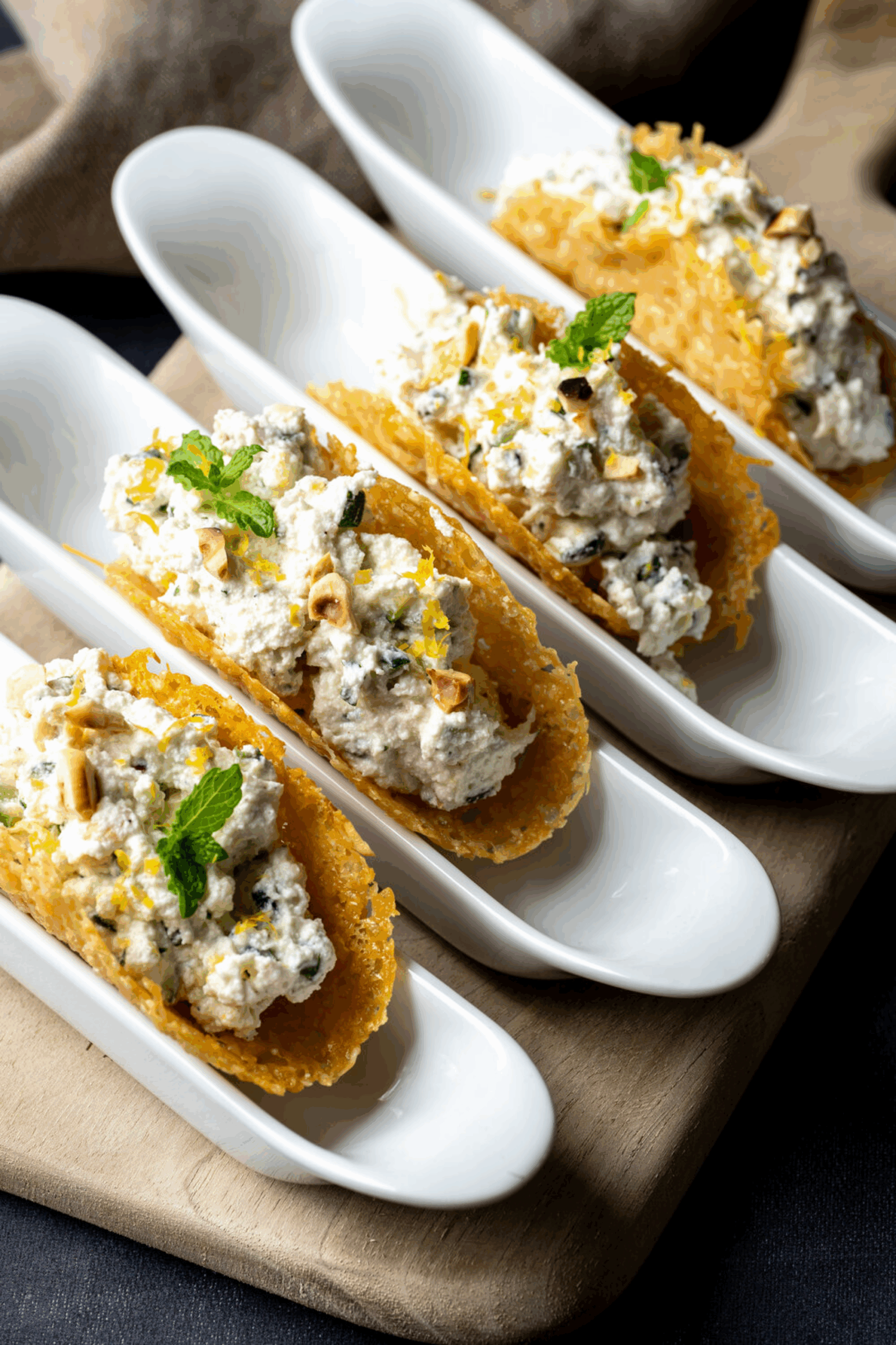 Krokantje van parmezaan met ricotta en courgette