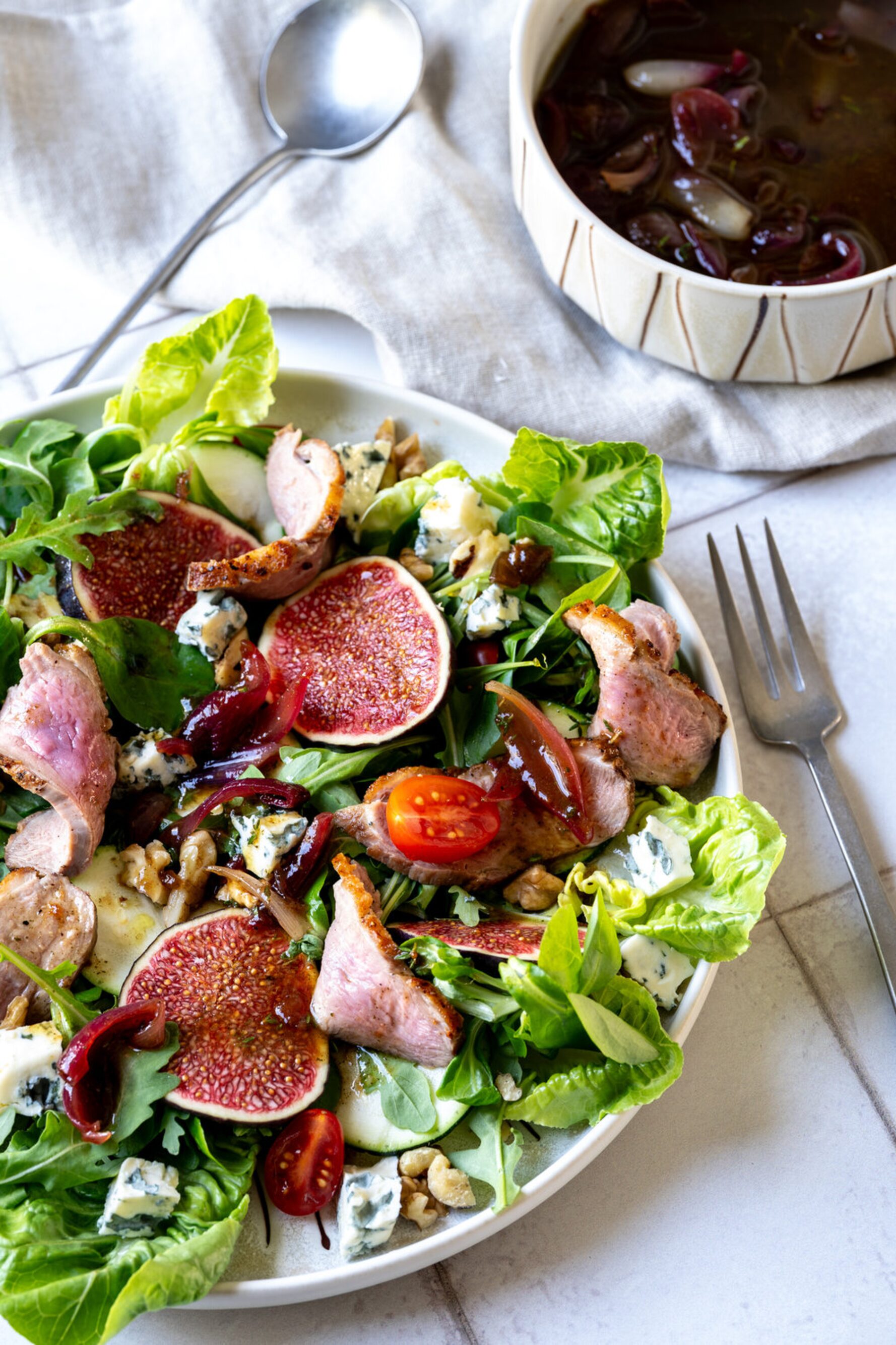 Salade met eend, vijgen en rode ui
