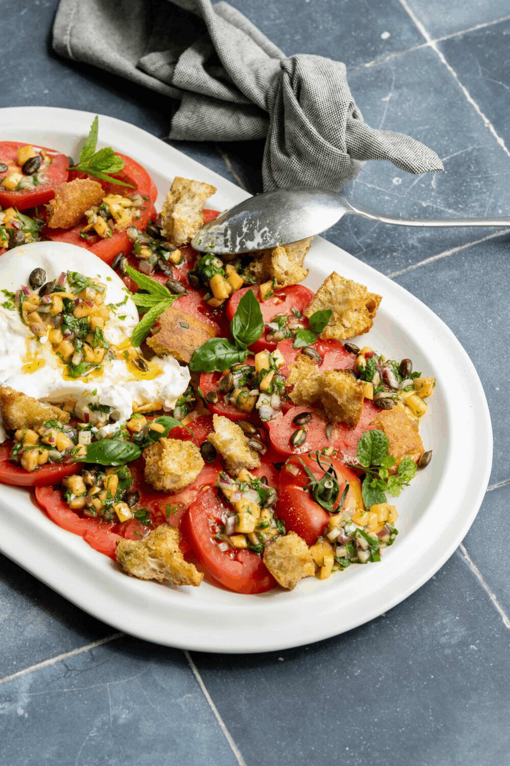 Tomatensalade met burrata en meloendressing