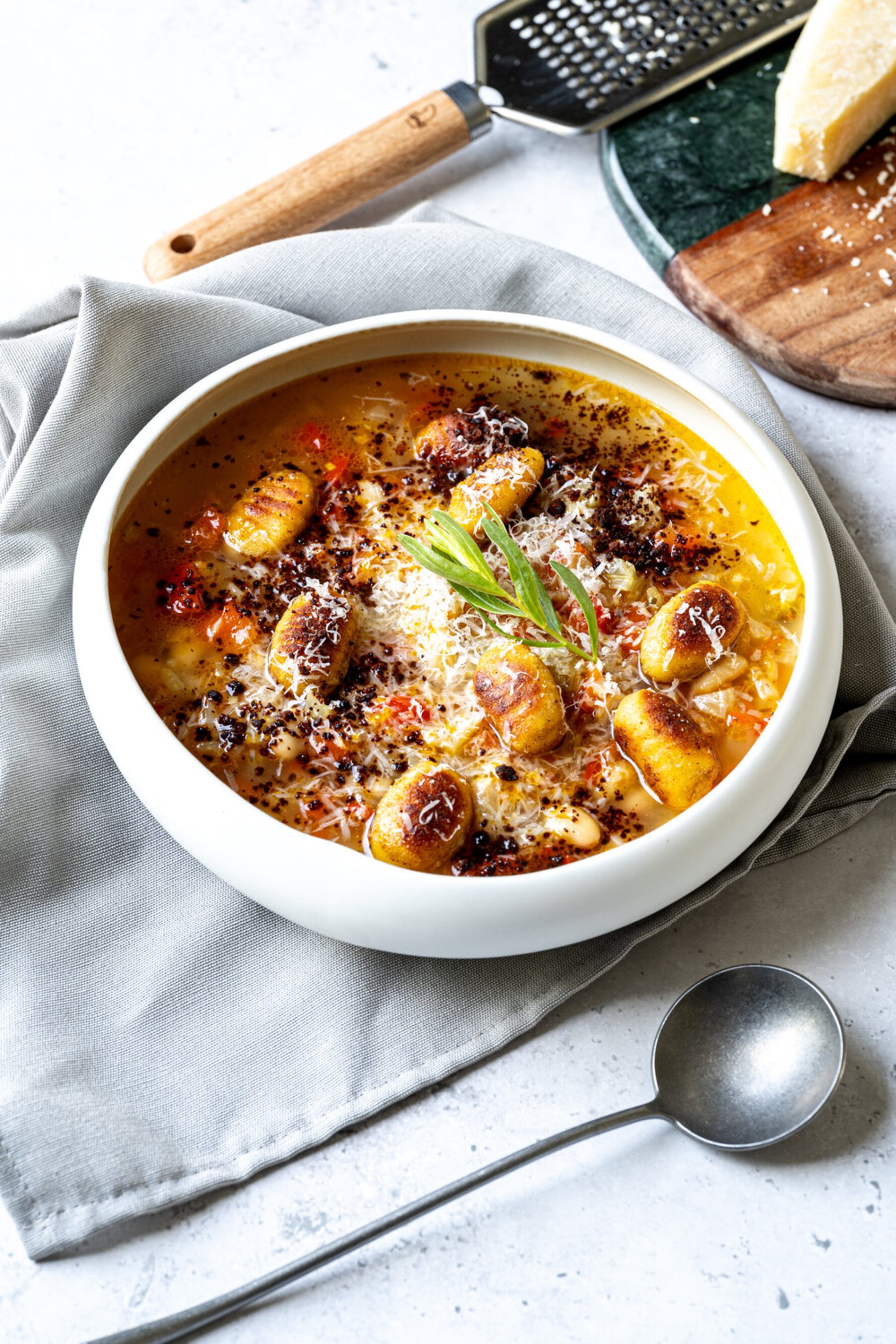 Heldere venkelsoep met paprika en gnocchi