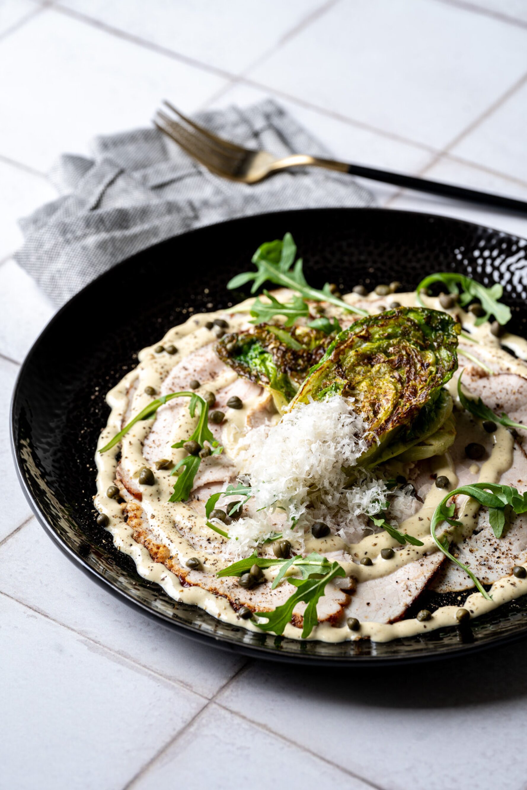 Vitello tonnato met geroosterde little gem
