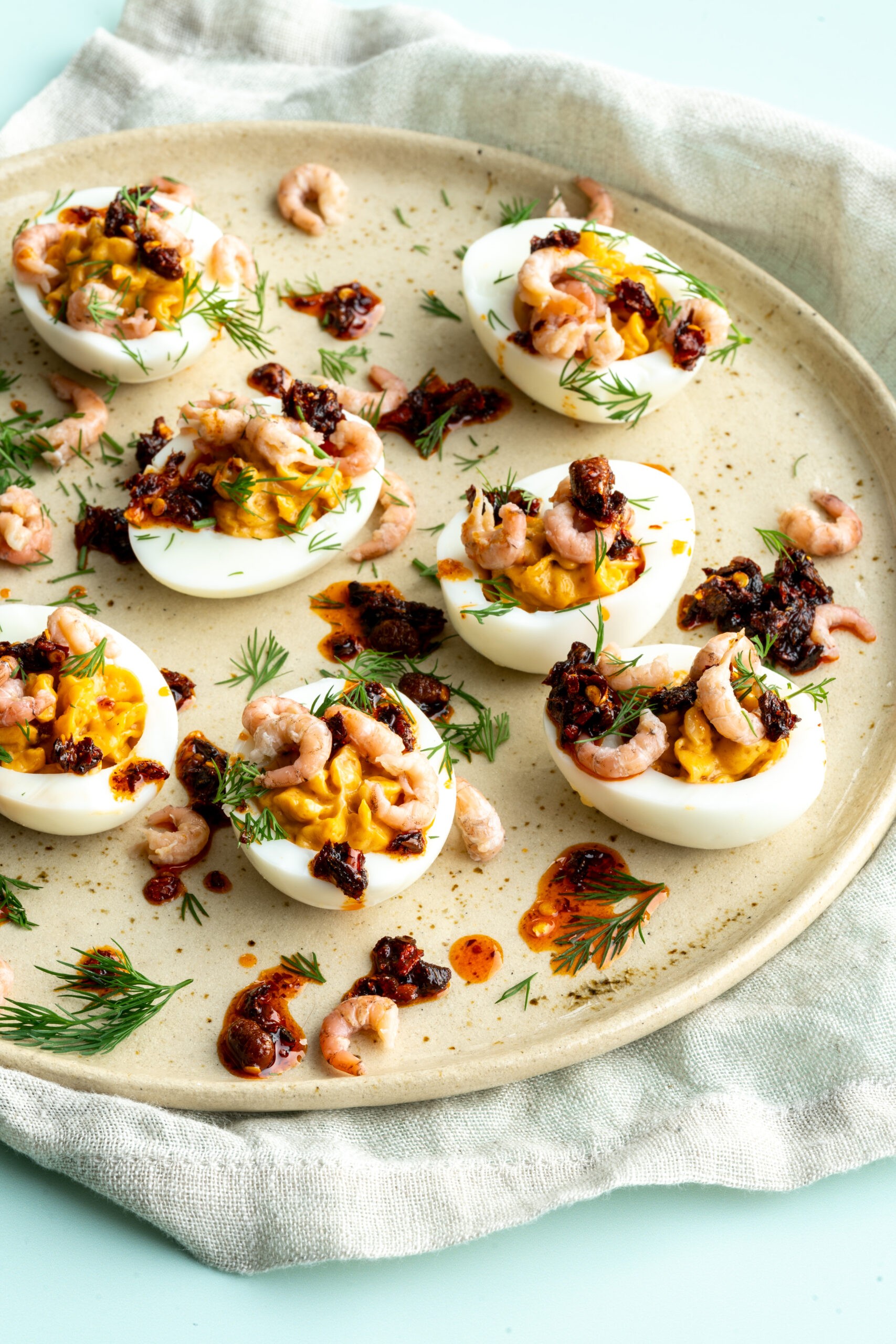 Devilled eggs met garnalen en crispy chili