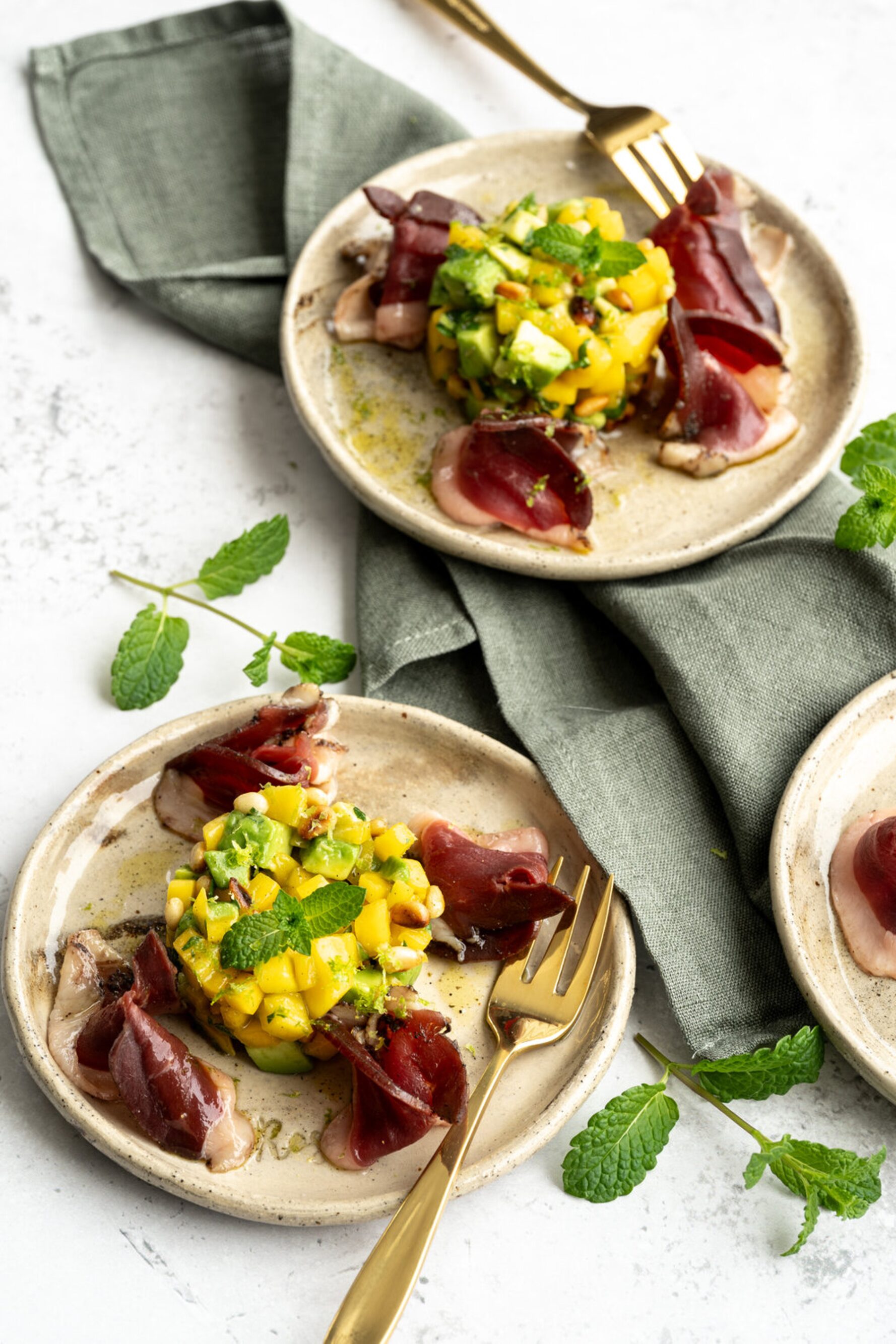 Gerookte eendenborst met mangosalade