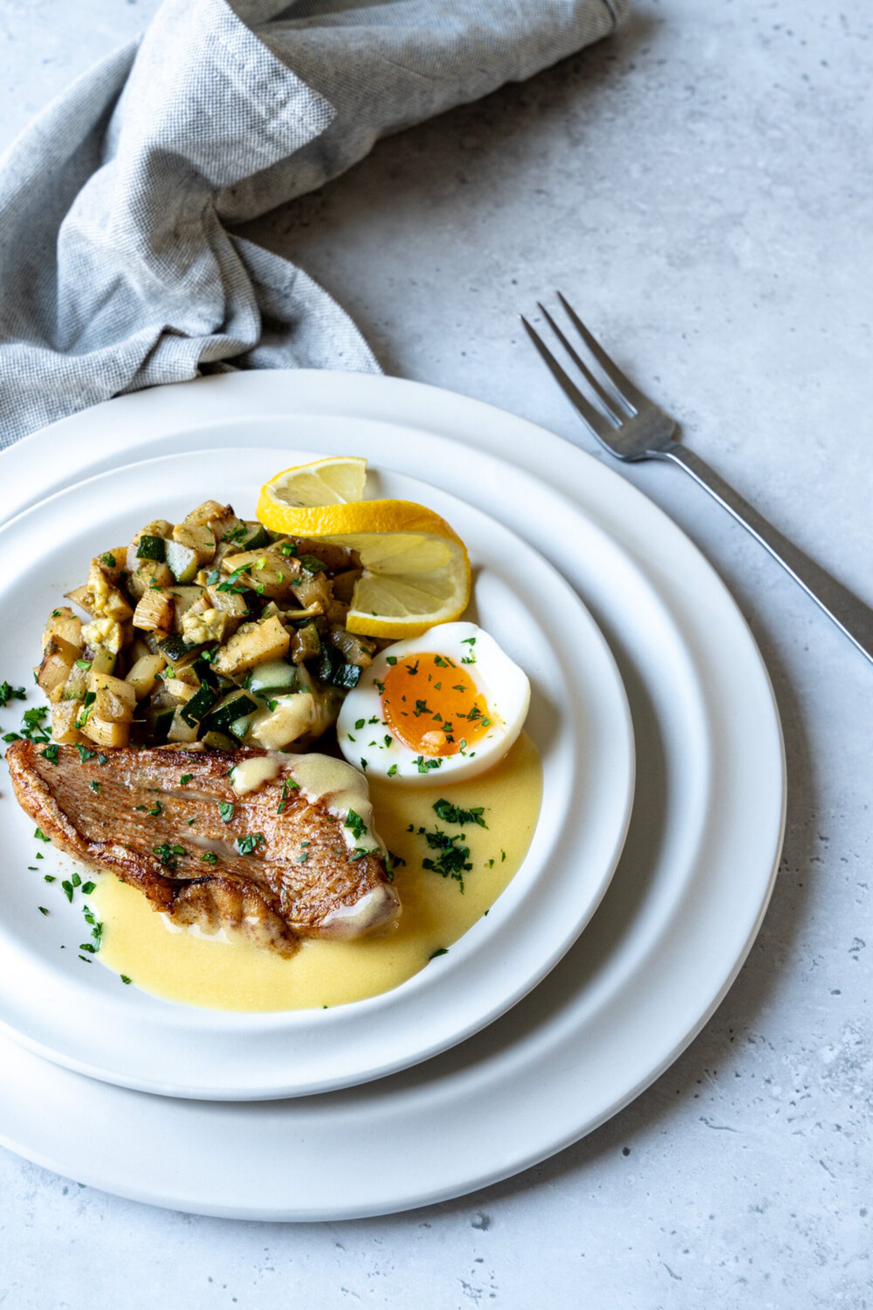 Gewokte asperges met courgette, roodbaars en hollandaisesaus