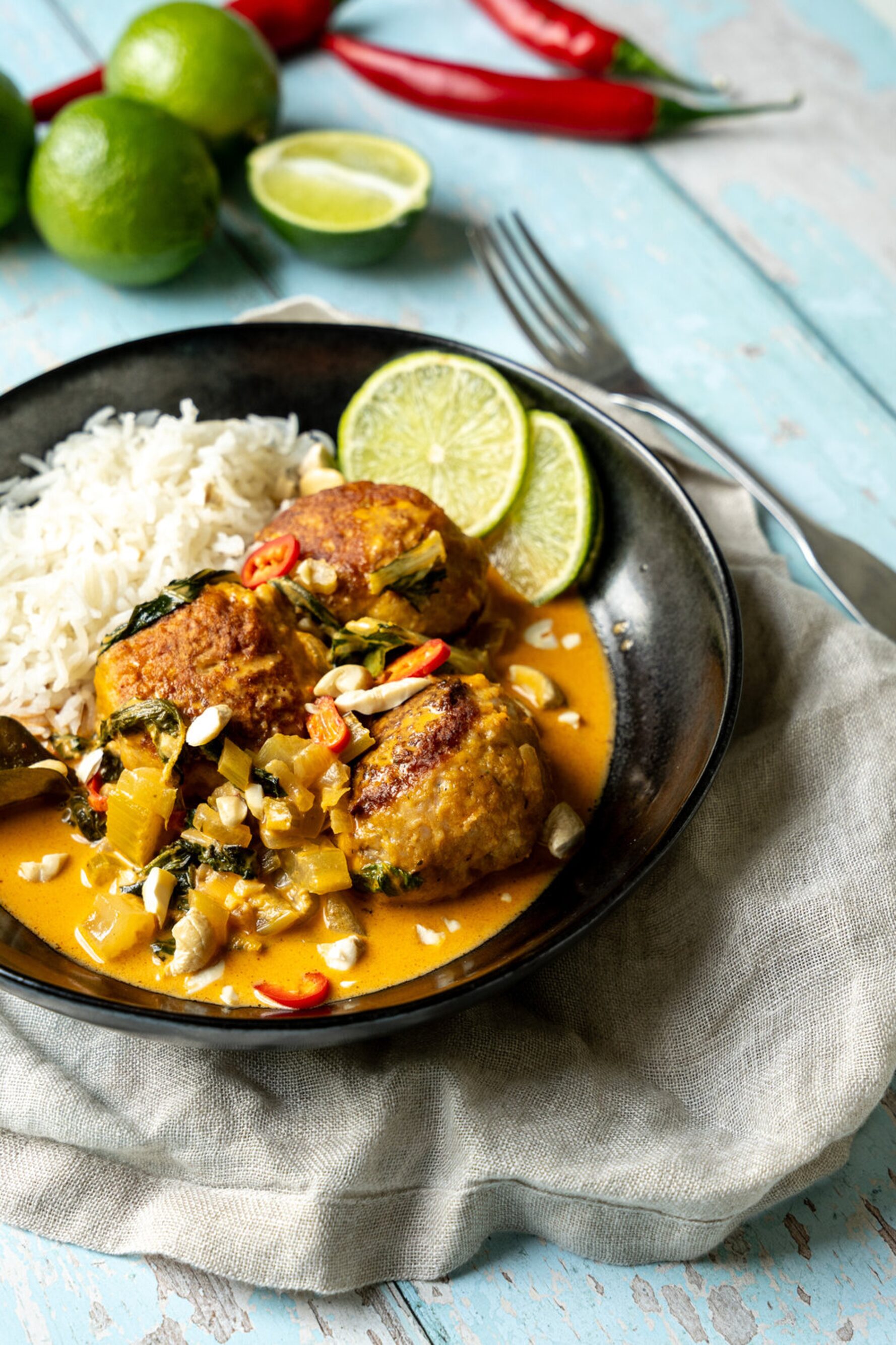 Pittige kippengehaktballen met kokosmelk en curry