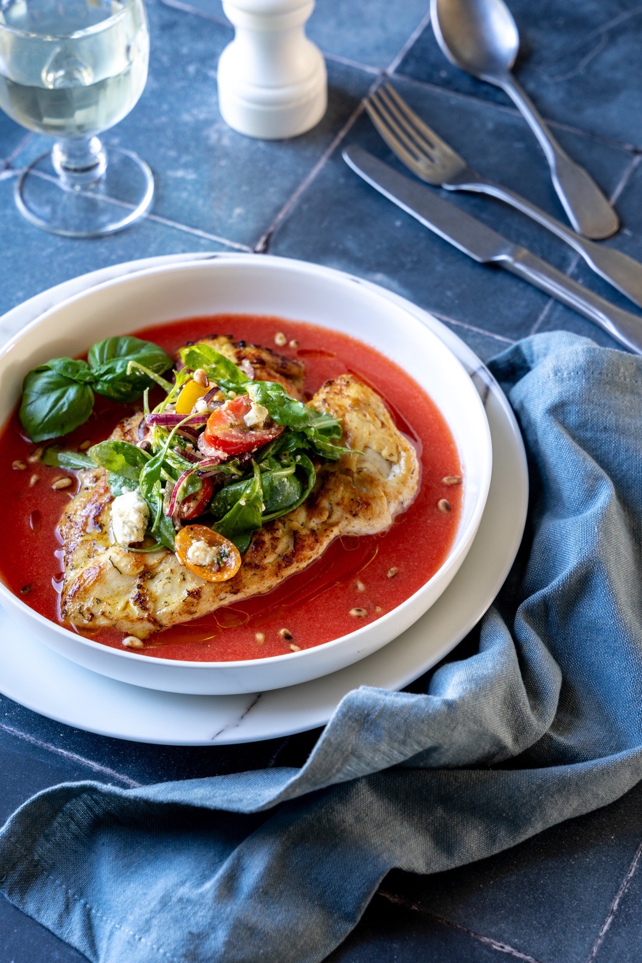 Kip à la gazpacho met frisse salade